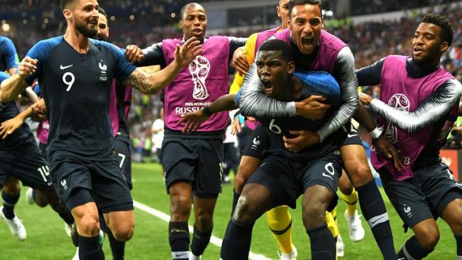 Paul Pogba celebra con sus compañeros de la selección de Francia el tercer gol en la final del Mundial de Rusia.