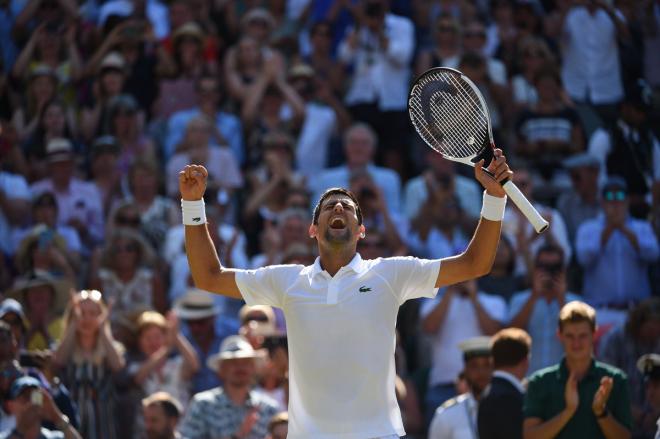 Novak Djokovic levanta los brazos tras proclamarse campeón del torneo de Wimbledon 2018 ante Kevin Anderson.