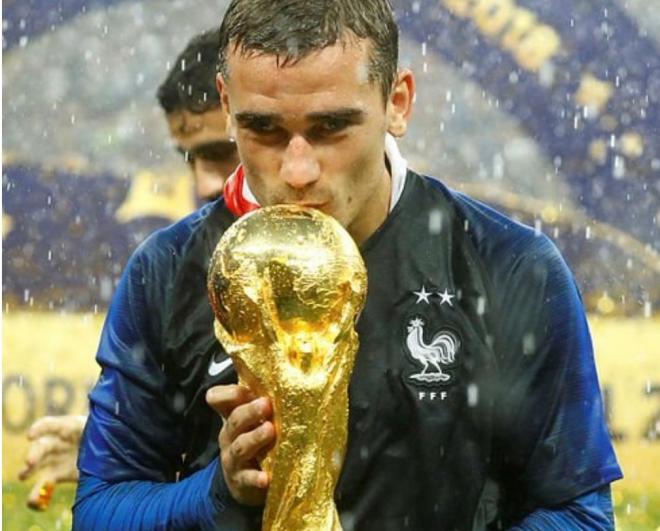Francia besa la Copa del Mundo.