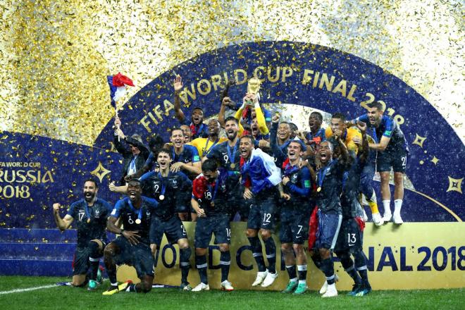 Lloris eleva al cielo de Moscú la Copa del Mundo ganada por Francia en 2018.
