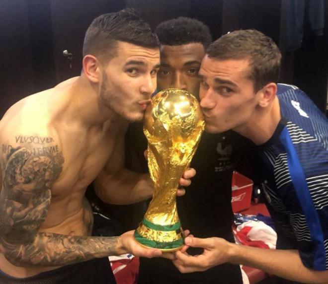 Lucas, Lemar y Griezmann, con la Copa del Mundo.