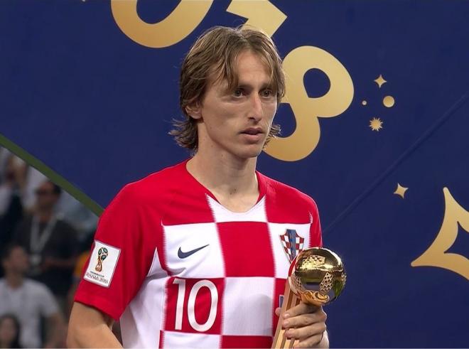 El centrocampista croata Luka Modric posa con el trofeo a Balón de Oro del Mundial de Rusia 2018.