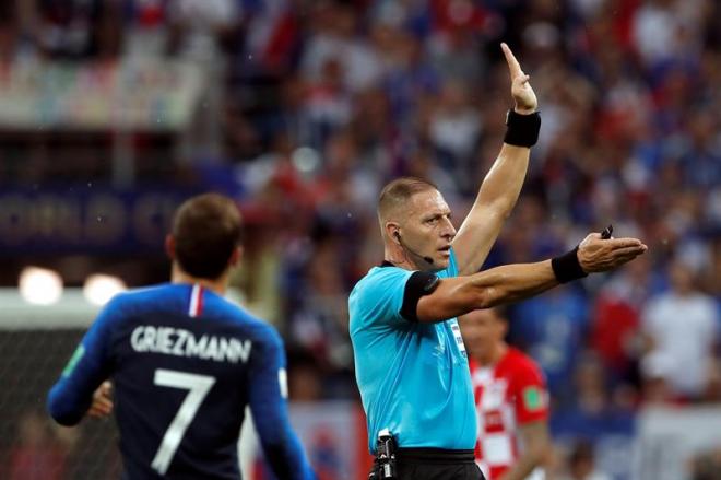 Néstor Pitana, en una decisión durante el Francia-Croacia de la final del Mundial de Rusia.