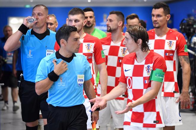 El centrocampista de Croacia Luka Modric protesta a uno de los asistentes de Pitana en el descanso de la final del Mundial de Rusia.