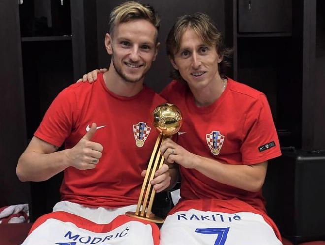 Los centrocampistas de Croacia Ivan Rakitic y Luka Modric comparten el Balón de Oro del Mundial de Rusia.