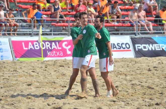 Selección de Euskadi en el Campenato de Fútbol Playa celebrado en Donostia (Foto: Giovanni Batista)