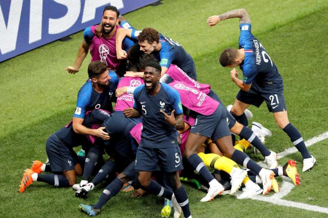 Umtiti festeja con efusividad el cuarto gol de Francia.