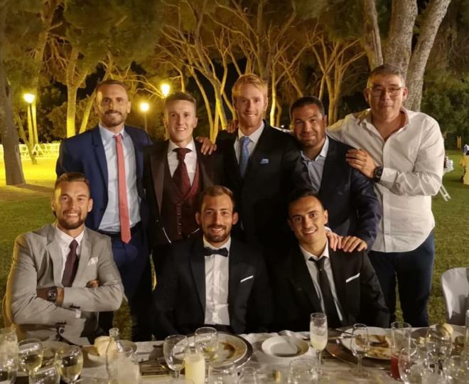 Integrantes de la plantilla del Cádiz en la boda de Salvi.