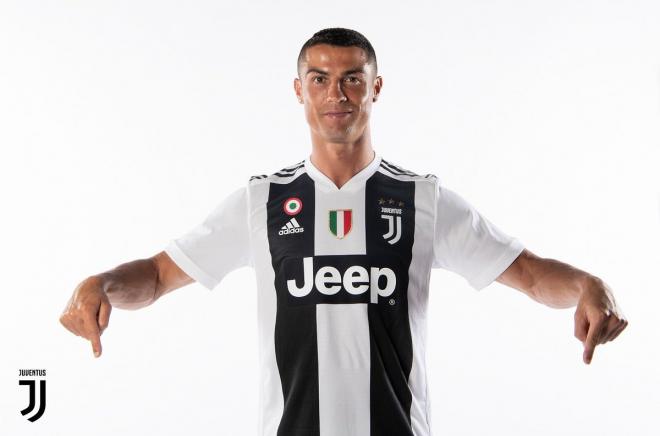 Cristiano Ronaldo posa con la camiseta de la Juventus.