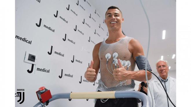 Cristiano Ronaldo durante el reconocimiento médico de la Juventus de Turín.