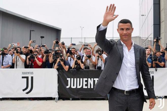 Cristiano Ronaldo saluda a los aficionados en el día de su presentación con la Juventus.