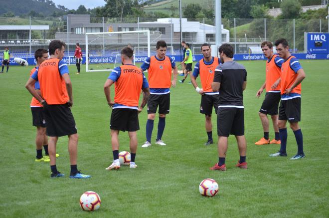Los jugadores de la Real Sociedad, durante un entrenamiento en Zubieta. (Foto: Giovanni Batista)