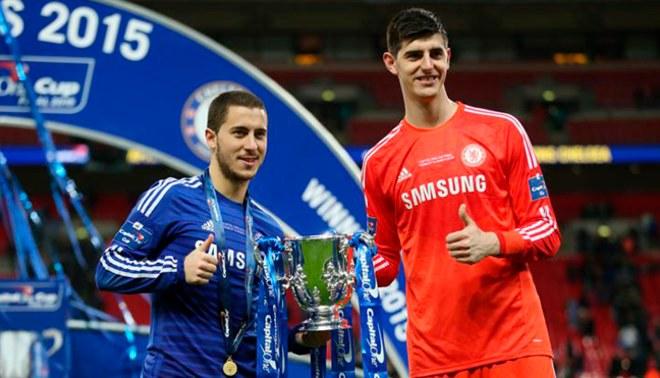 Courtois, junto a Hazard.