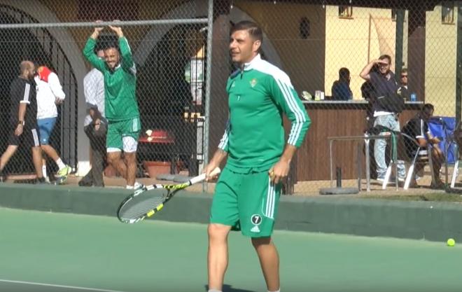 Joaquín, jugando al tenis.