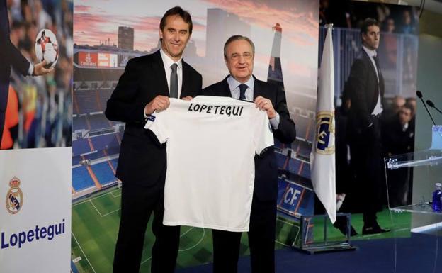 Julen Lopetegui, junto a Florentino Pérez, en su presentación con el Real Madrid.
