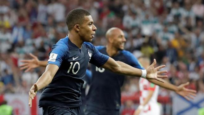 El delantero de Francia Kylian Mbappé celebra su gol en la final del Mundial ante Croacia.