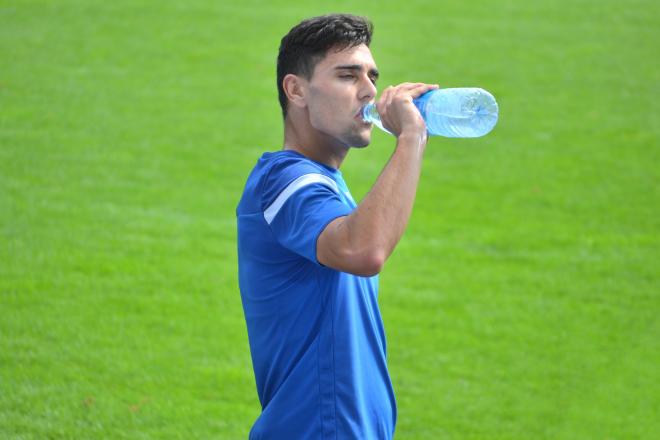Martín Merquelanz bebiendo agua en Zubieta (Foto: Giovanni Batista)