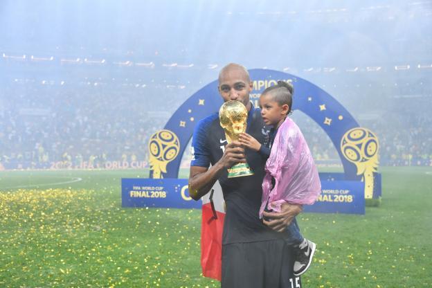 Nzonzi posa con la Copa del Mundo.