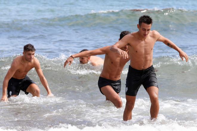 Los futbolistas se bañan en la Playa de Ñora (Foto: Luis Manso).