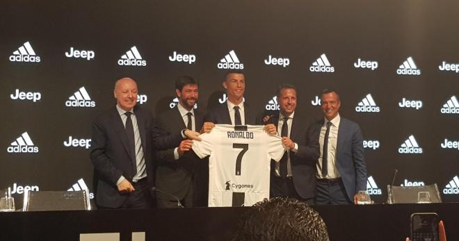 Cristiano Ronaldo pposa con la camiseta de la Juventus el día de su presentación.