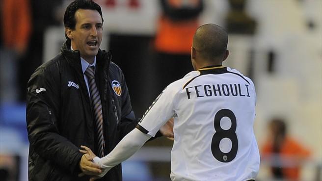 Unai Émery saluda a Feghouli en su etapa como entrenador del Valencia CF (Foto: UEFA).