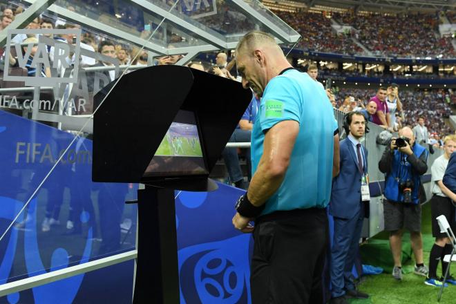 El árbitro Néstor Pinata consulta el VAR en la final del Mundial (Foto: FIFA).