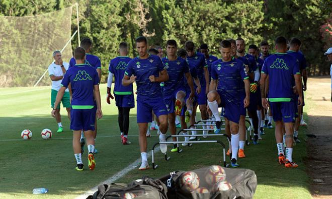 Álex Alegría en un entrenamiento del Betis.