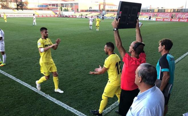 Santi Cazorla sale al terreno de juego en el partido de pretemporada del Villarreal ante el Hércules (Foto: Villarreal CF).