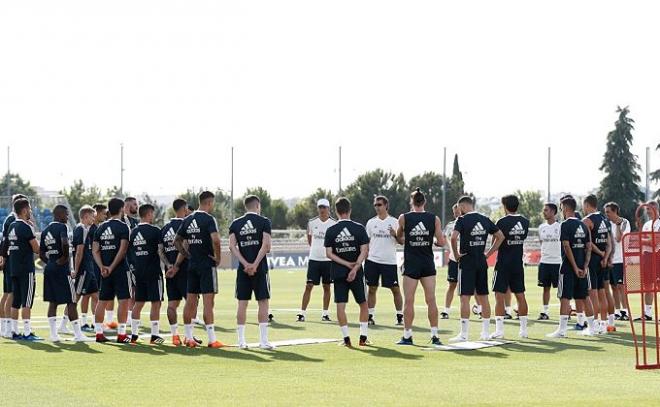 Lopetegui da instrucciones a la plantilla en el primer día de entrenamiento del Real Madrid.