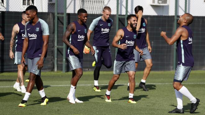 Varios jugadores del Barcelona durante el entrenamiento.