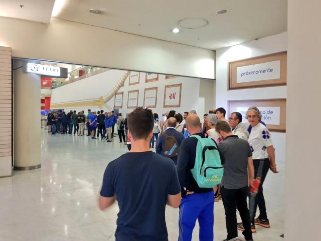 Los aficionados del Real Oviedo guardan cola para obtener su carnet (Foto: RO).