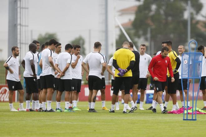 Los jugadores del Sporting, durante un entrenamiento (Foto: Luis Manso).