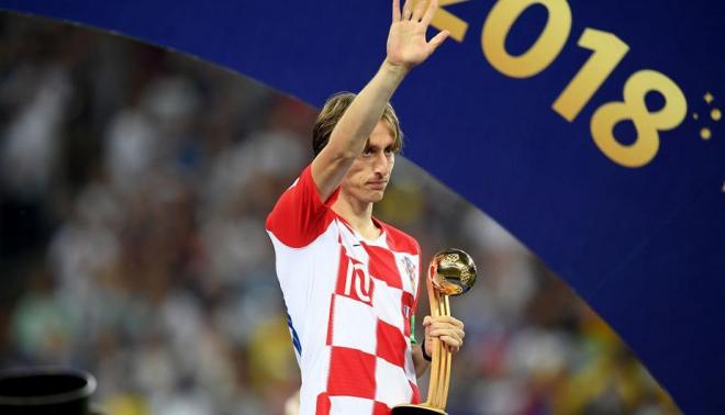 Luka Modric posa con el Balón de Oro que le acredita como el mejor jugador del Mundial de Rusia 2018.