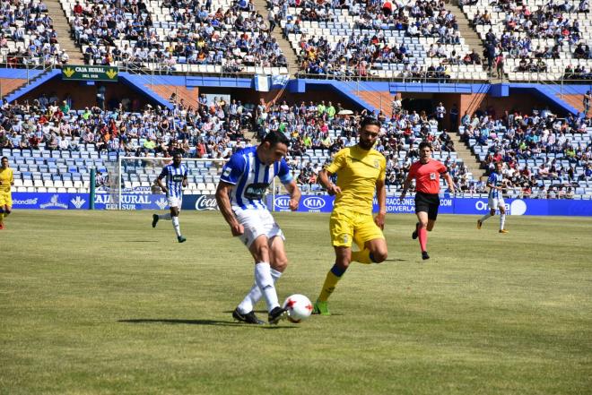 Antonio Núñez disputa un balón. Foto: Tenor