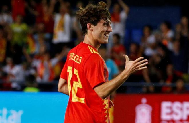 Álvaro Odriozola celebra su gol con la selección española ante Suiza.