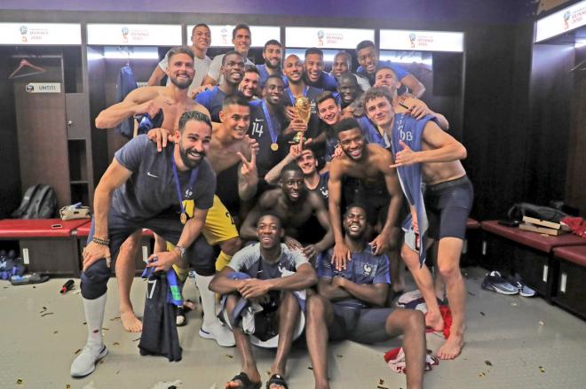 Aldi Rami, celebra junto al equipo la victoria que proclama a Francia como campeona del Mundial de Rusia.