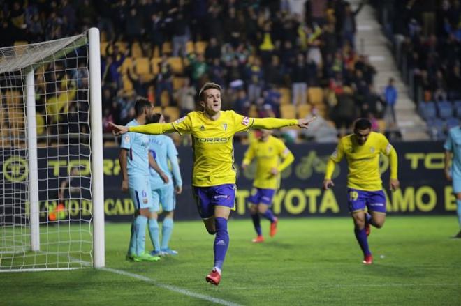 Salvi celebra un gol en el Ramón de Carranza (Foto: Cristo García).