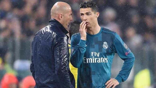 Zinedine Zidane y Cristiano Ronaldo charlan durante el partido del Real Madrid ante la Juventus en Turín.