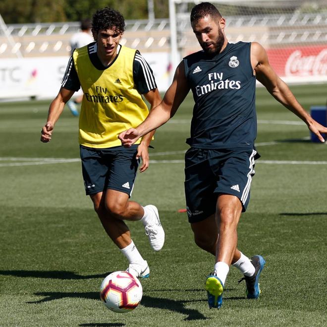 Benzema y Vallejo pugnan por un balón en el entrenamiento del Real Madrid.  (Foto: RMCF)