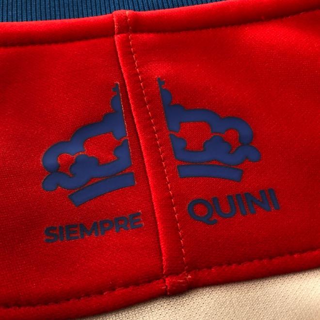 El detalle en recuerdo a Quini en el cuello de la camiseta (Foto: Luis Manso).