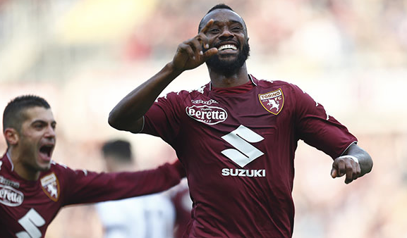 Nicolas Nkoulou celebra un gol con el Torino.