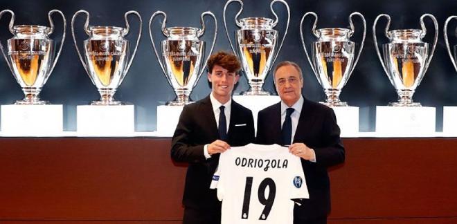 Odriozola posa junto a Florentino Pérez tras su presentación con el Real Madrid. (Foto: RMCF)