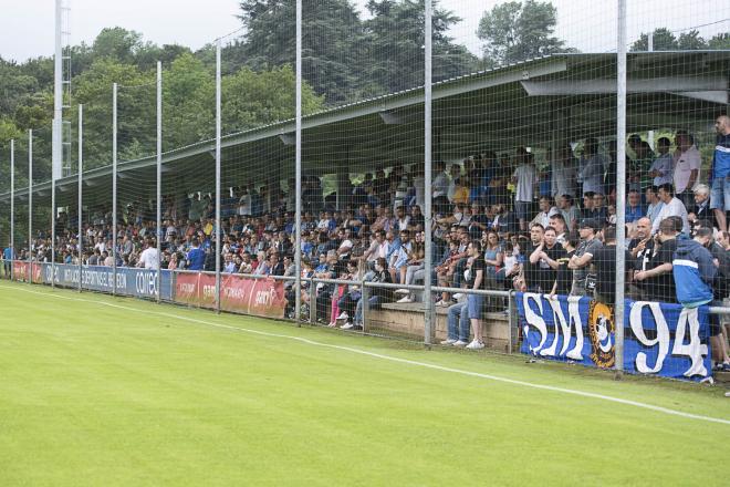 La grada de El Requexón, a rebosar antes del amistoso entre el Real Oviedo y el Vetusta (Foto: Laura Caraduje).