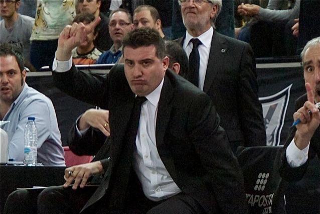 Rafa Pueyo en 2014 dirigiendo a Bilbao Basket en ACB