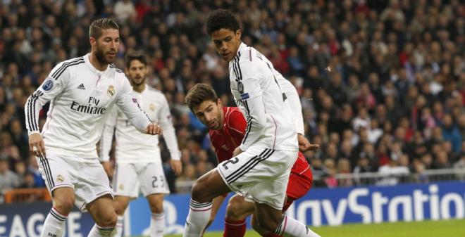 Sergi Ramos y Varane, en un partido con el Real Madrid.