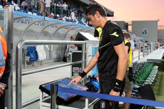 Un árbitro italiano consulta el VAR en un partido de la Serie A.