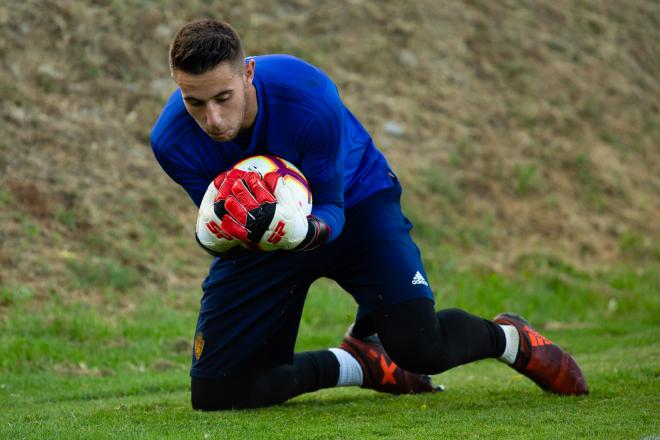 Sergio García ataja el balón en un entrenamiento en Boltaña (Foto: Daniel Marzo).