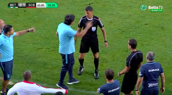 Abel Ferreira, técnico del Braga, protesta a Gil Manzano.