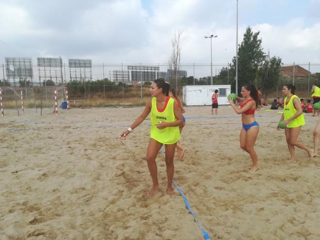 Alba Menéndez, jugadora del Bera Bera, jugando a balonmano playa
