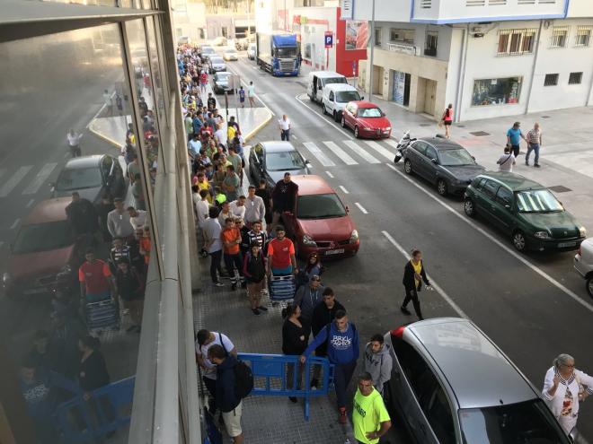 Aledaños del Carranza en el primer día de la venta de abonos (Foto: CCF).